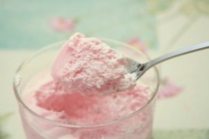 Lee más sobre el artículo Mousse blanca de fresa y limón